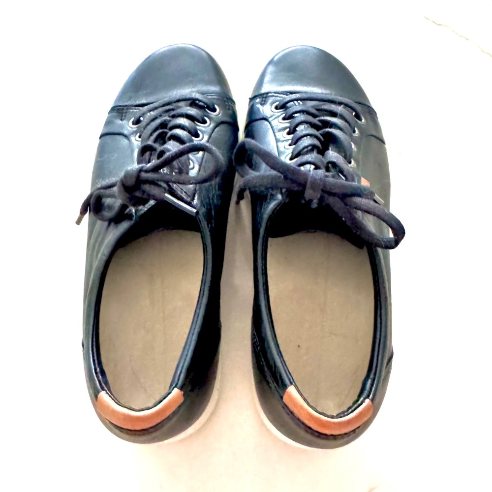 Ecco women’s black leather sneaker size 6 - Picture 2 of 4
